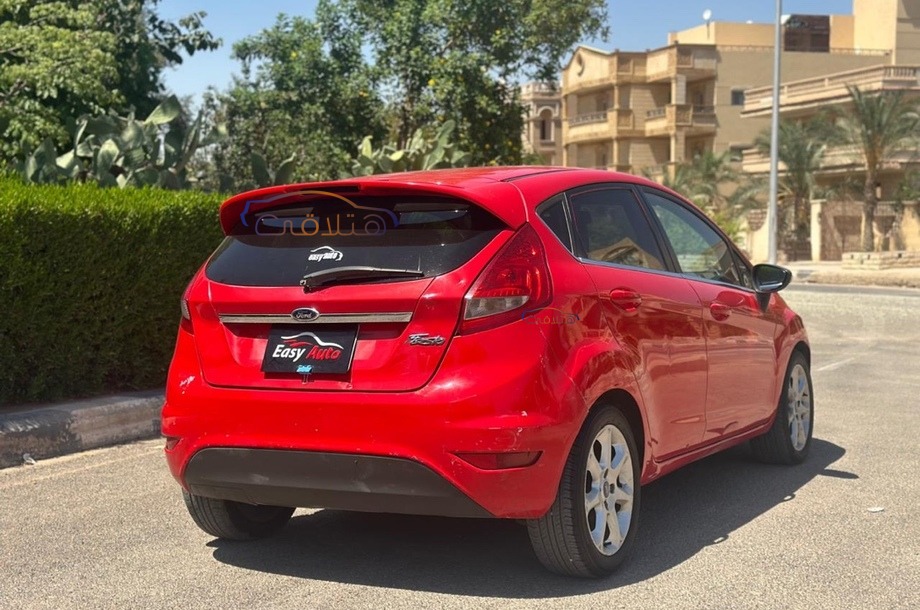 Fiesta Ford احمر