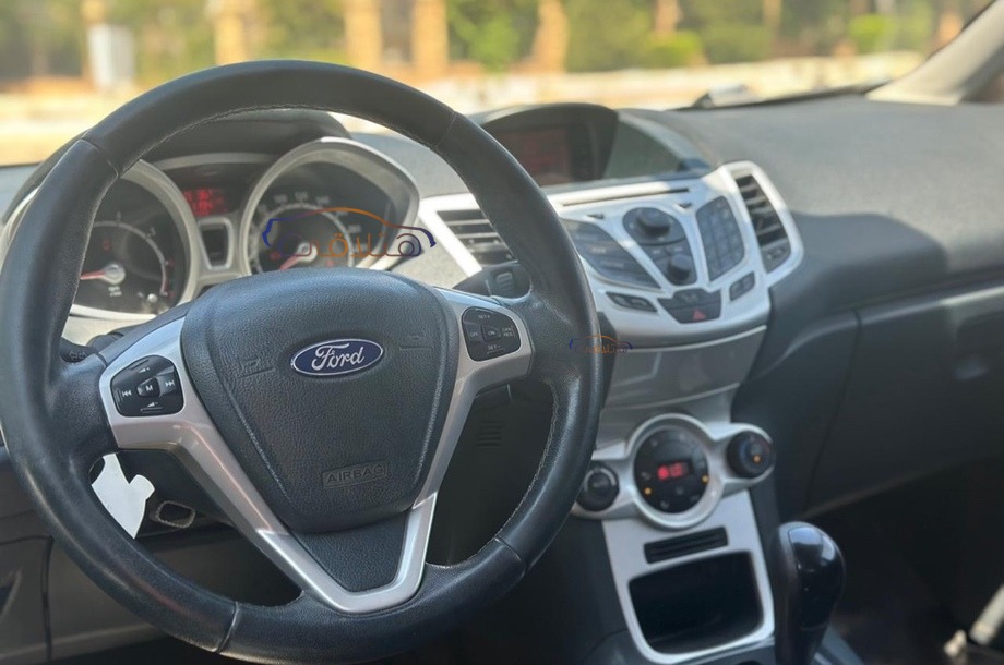 Fiesta Ford احمر