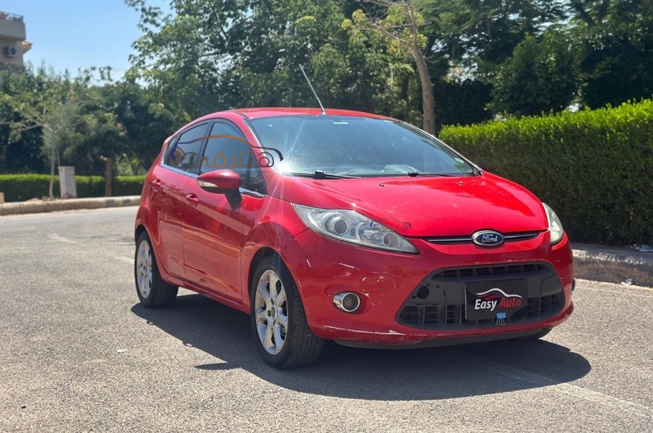Fiesta Ford احمر