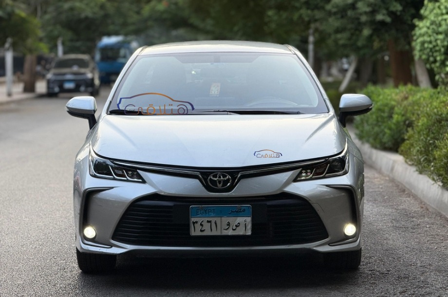 Corolla Toyota فضي