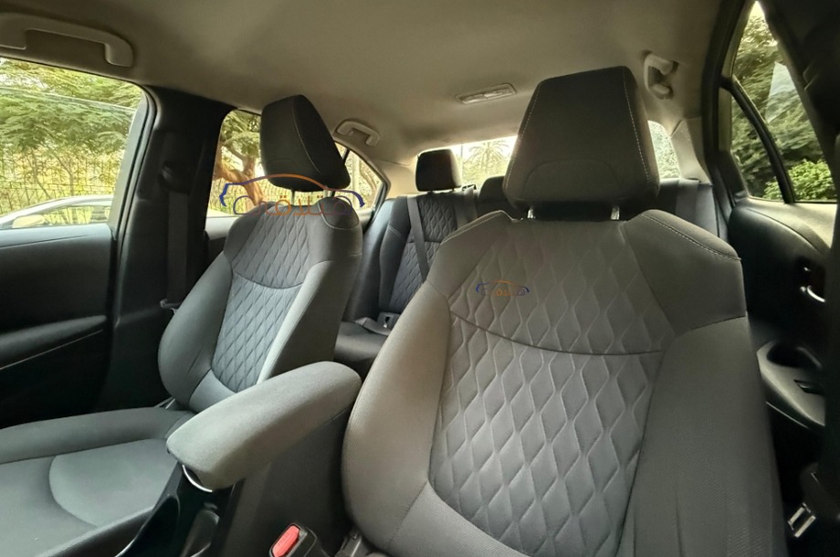 Corolla Toyota فضي