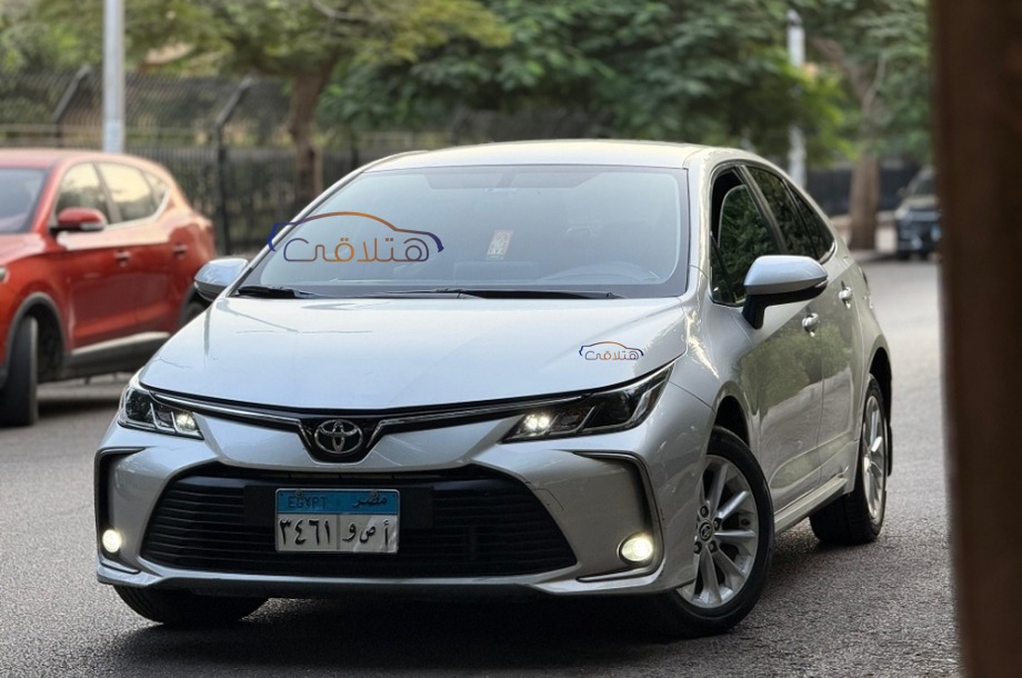 Corolla Toyota فضي