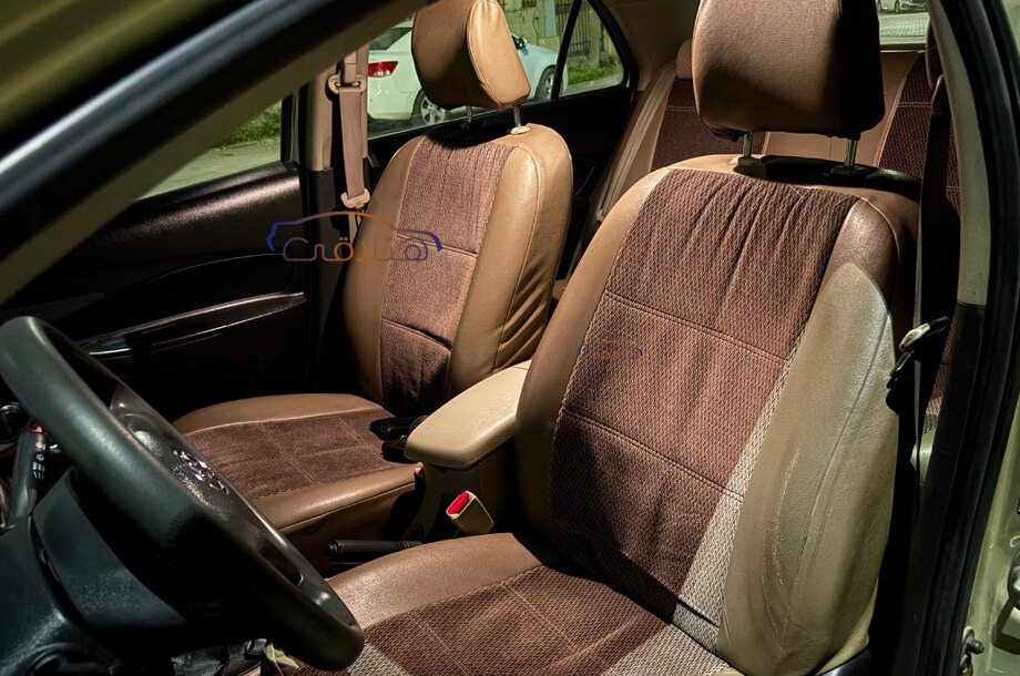 Yaris Toyota ذهبي