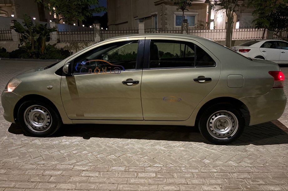 Yaris Toyota ذهبي