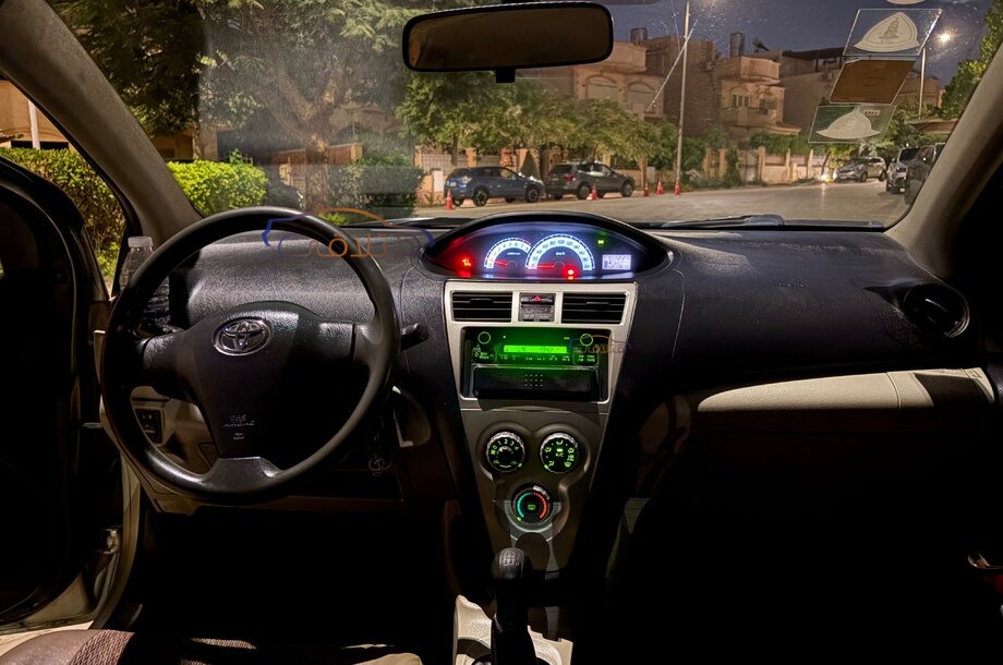 Yaris Toyota ذهبي