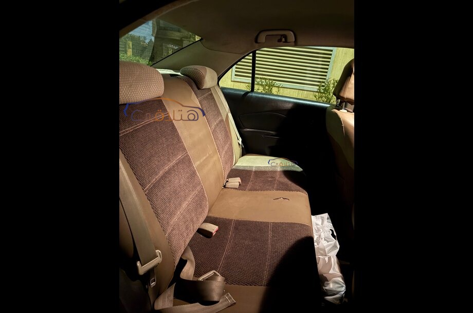 Yaris Toyota ذهبي