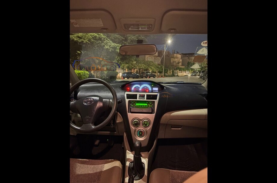 Yaris Toyota ذهبي