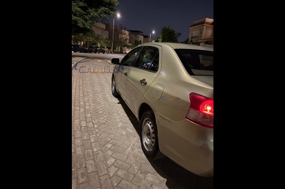 Yaris Toyota ذهبي