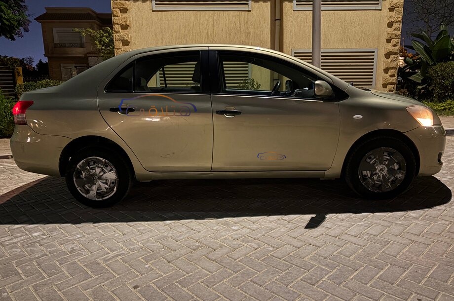 Yaris Toyota ذهبي