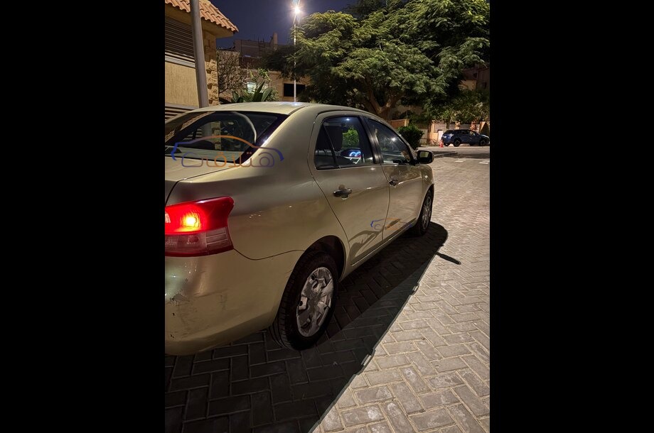 Yaris Toyota ذهبي