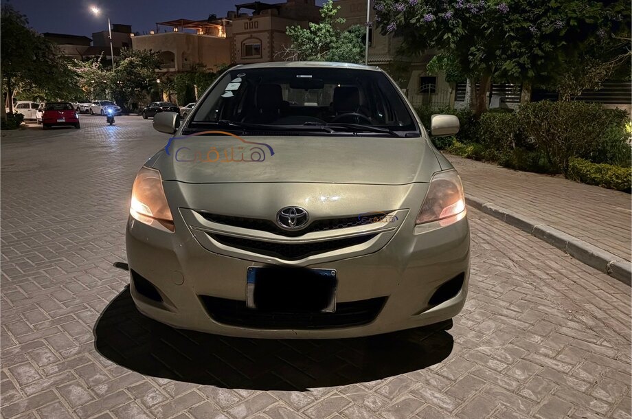 Yaris Toyota ذهبي