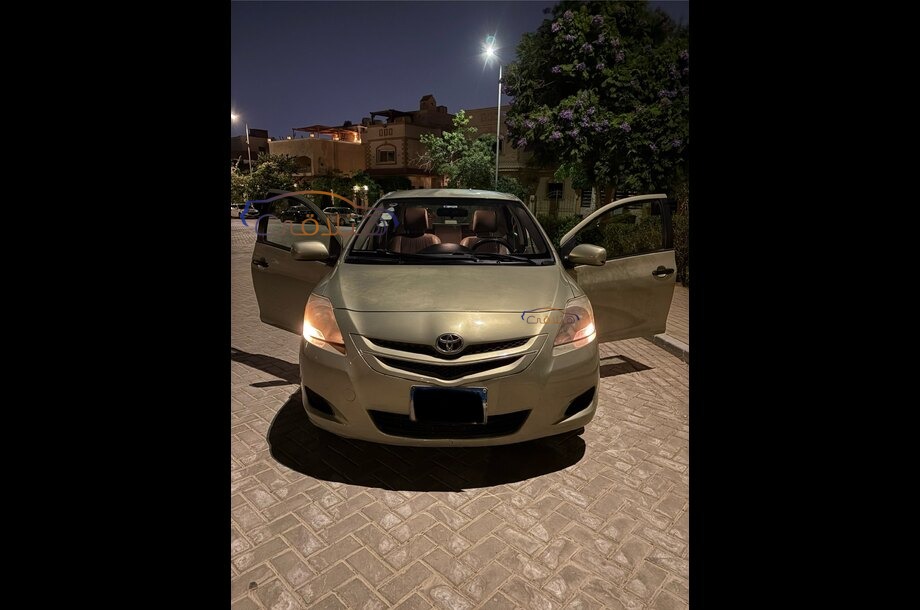 Yaris Toyota ذهبي