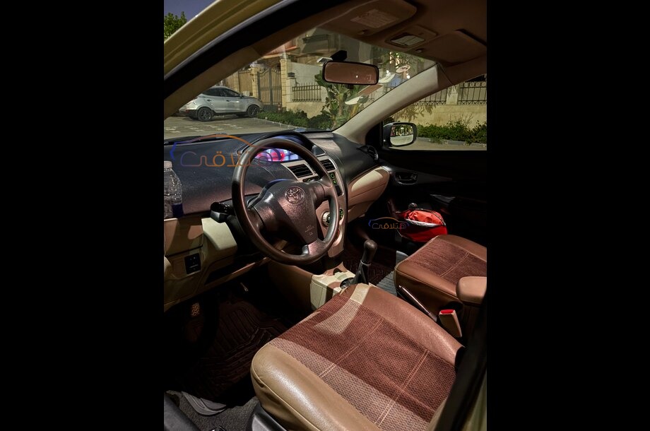 Yaris Toyota ذهبي