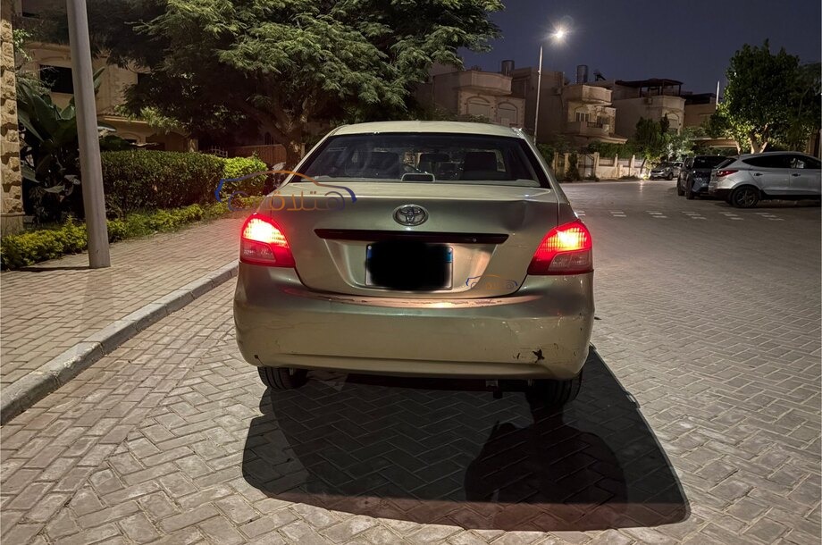 Yaris Toyota ذهبي