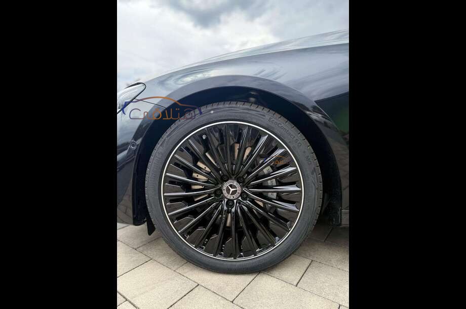 E 200 Mercedes أسود