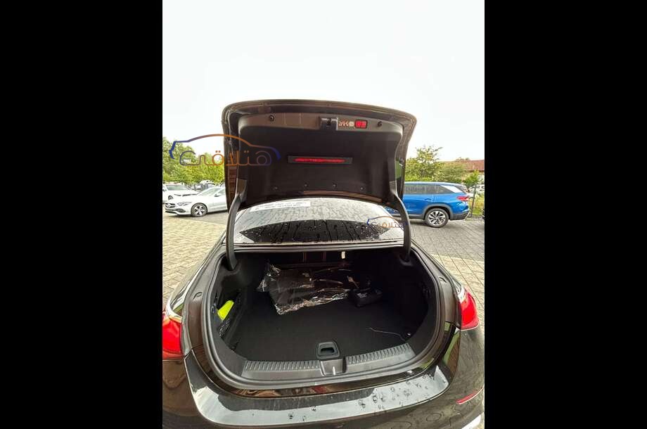 E 200 Mercedes أسود