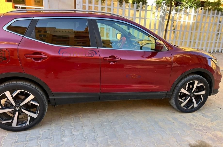 Qashqai Nissan احمر غامق