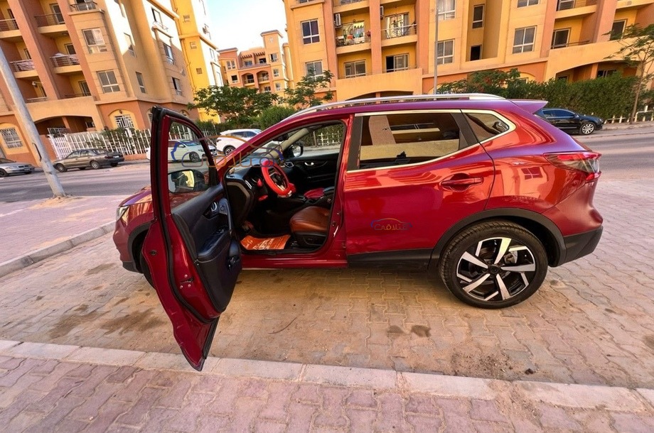 Qashqai Nissan احمر غامق