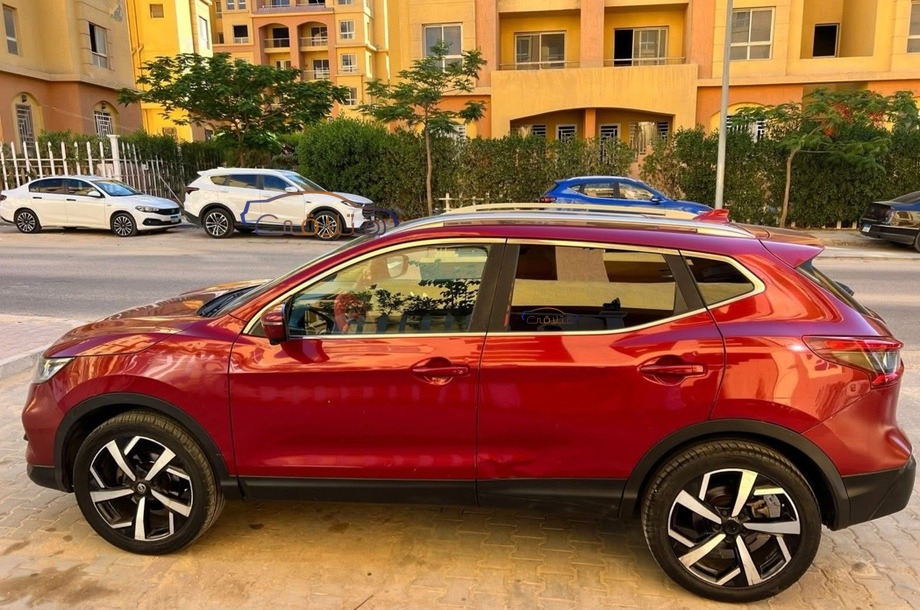 Qashqai Nissan احمر غامق