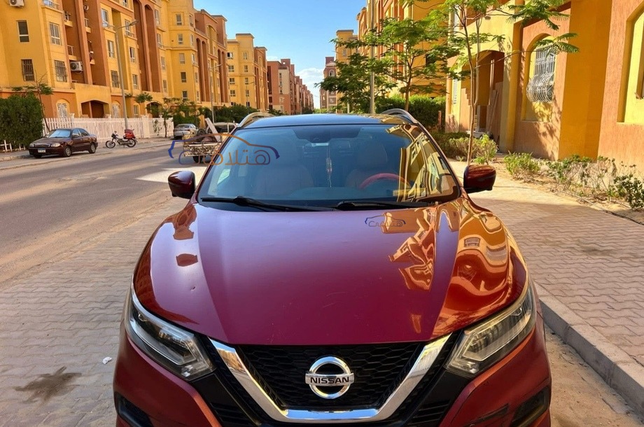 Qashqai Nissan احمر غامق