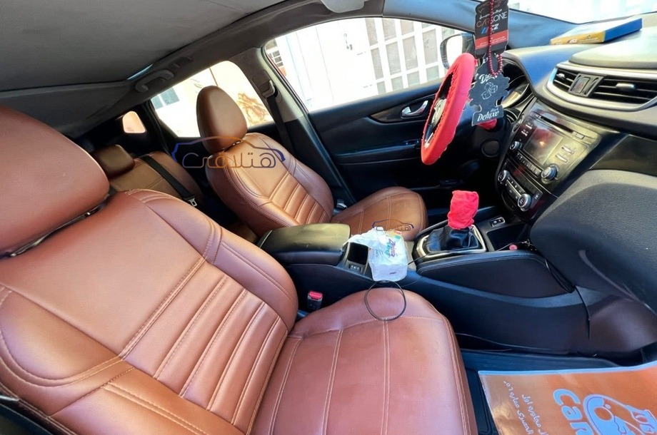 Qashqai Nissan احمر غامق