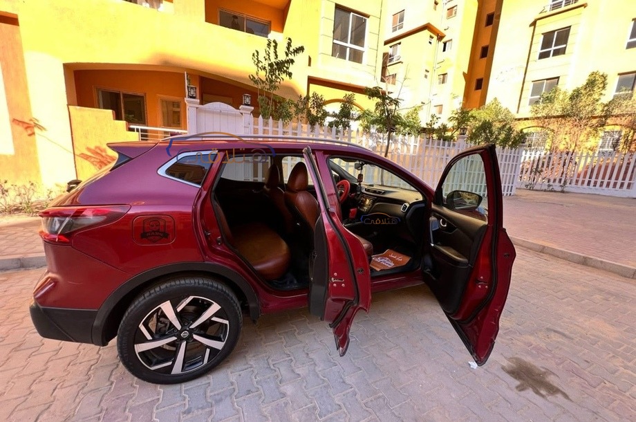 Qashqai Nissan احمر غامق