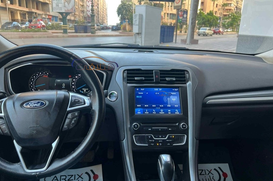 Fusion Ford احمر