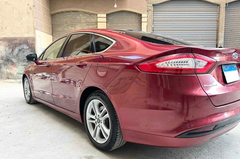 Fusion Ford احمر