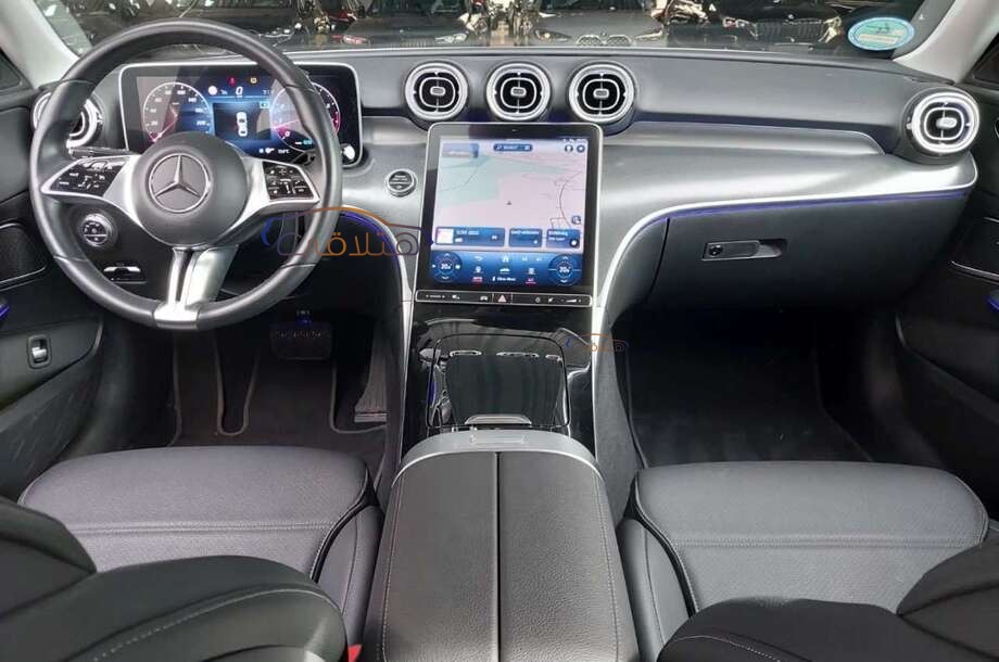 C 200 Mercedes أسود