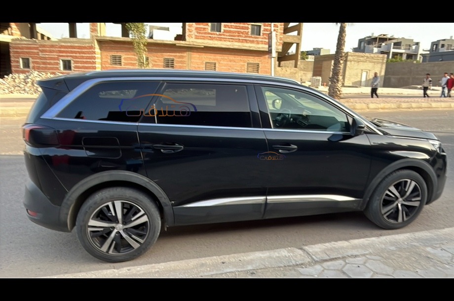 5008 Peugeot أسود