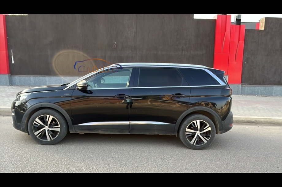 5008 Peugeot أسود