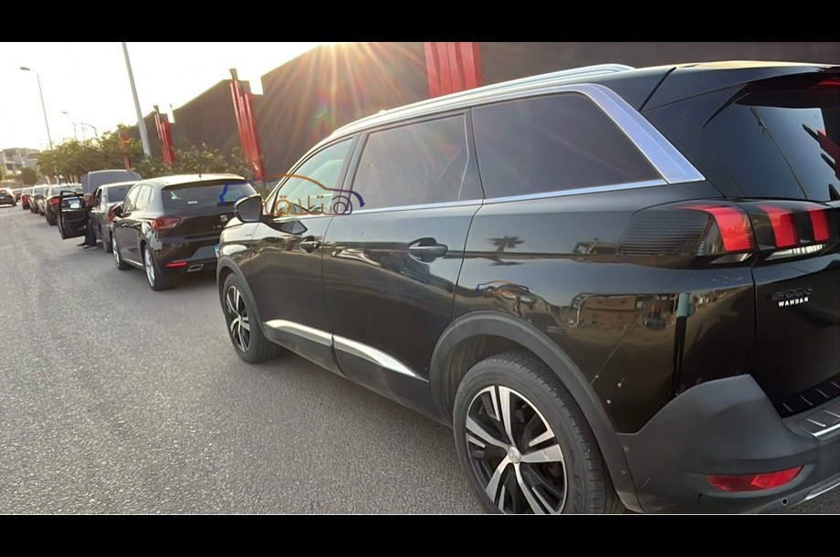 5008 Peugeot أسود