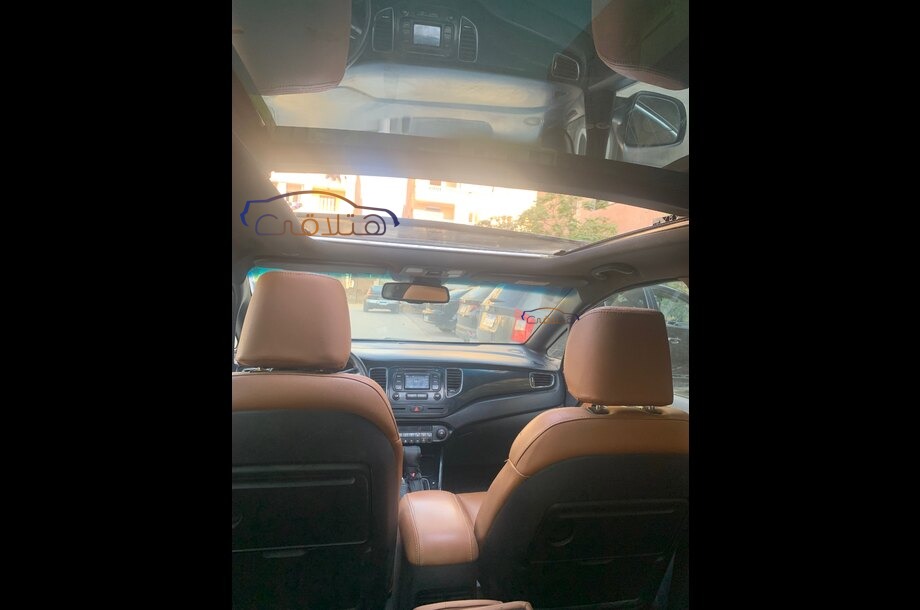 Carens Kia بني