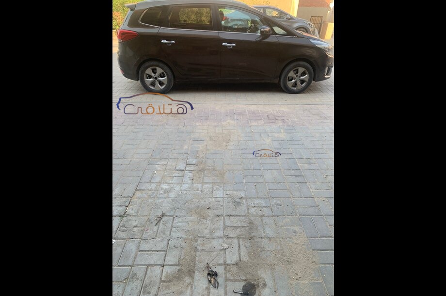 Carens Kia بني