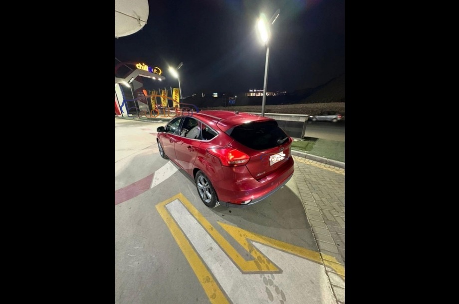 Focus Ford Dark red