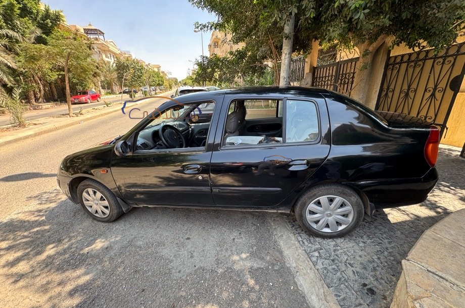 Clio Renault أسود