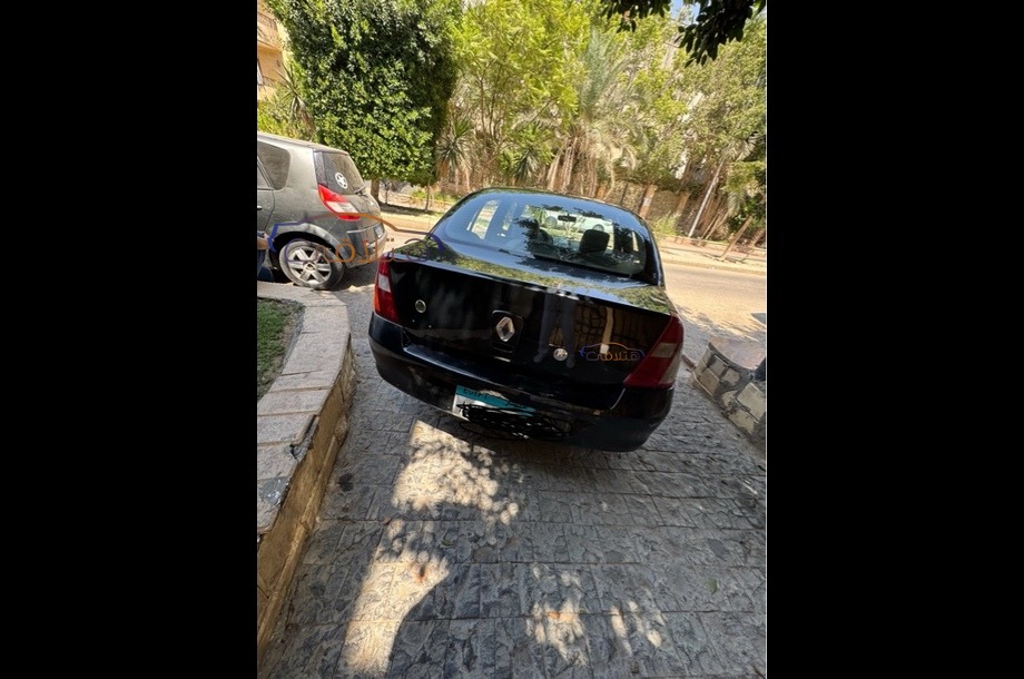 Clio Renault أسود