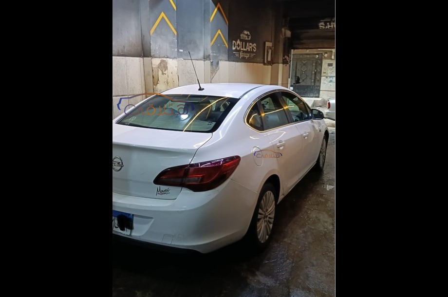 Astra Opel أبيض