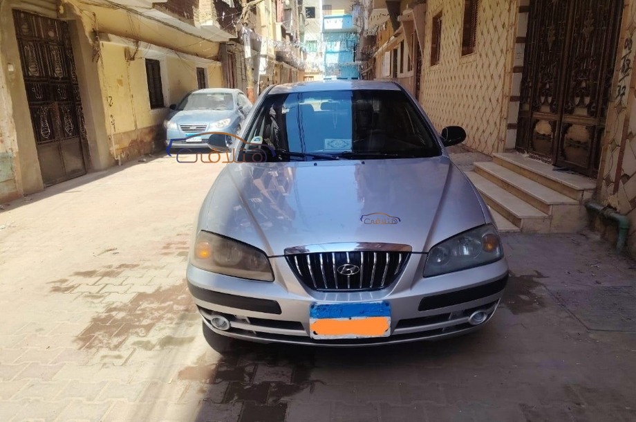 Elantra Hyundai فضي