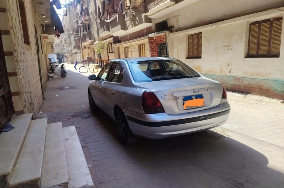 Elantra Hyundai فضي