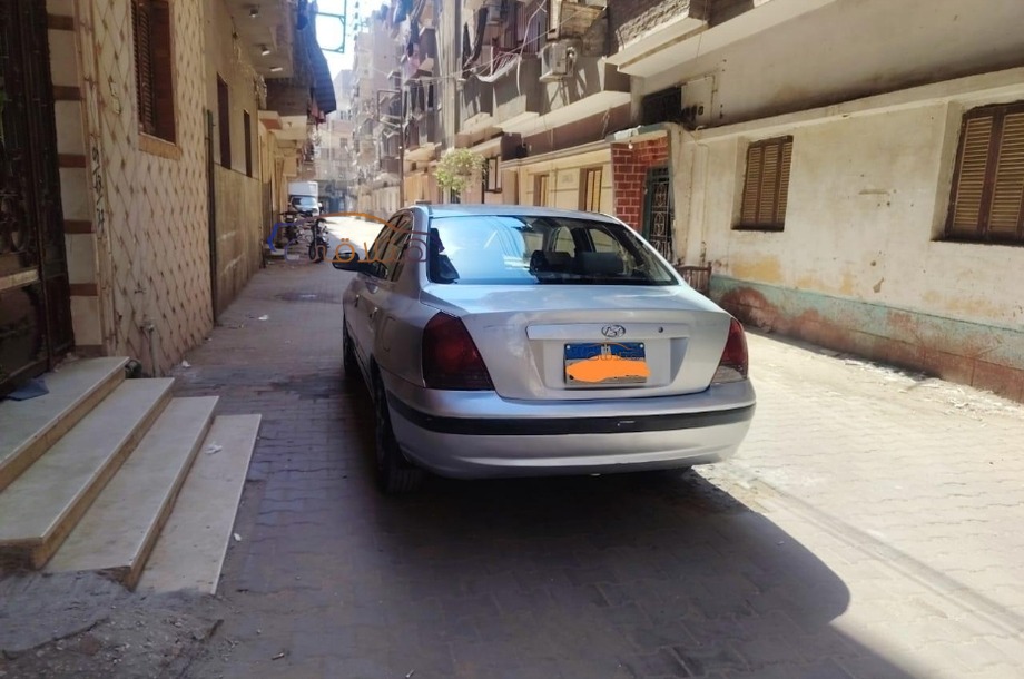 Elantra Hyundai فضي