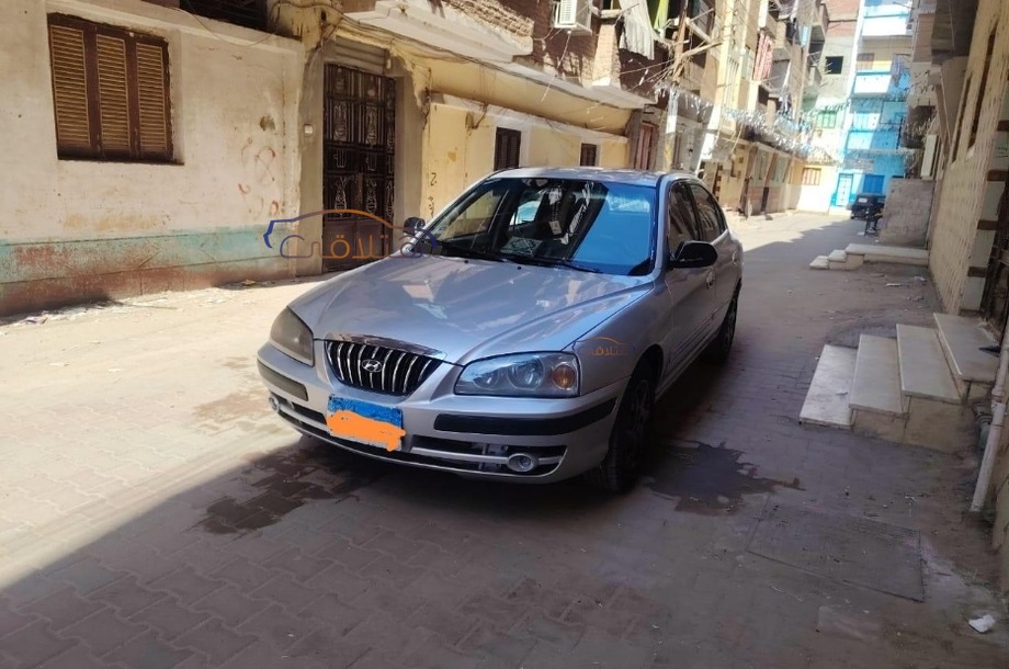 Elantra Hyundai فضي