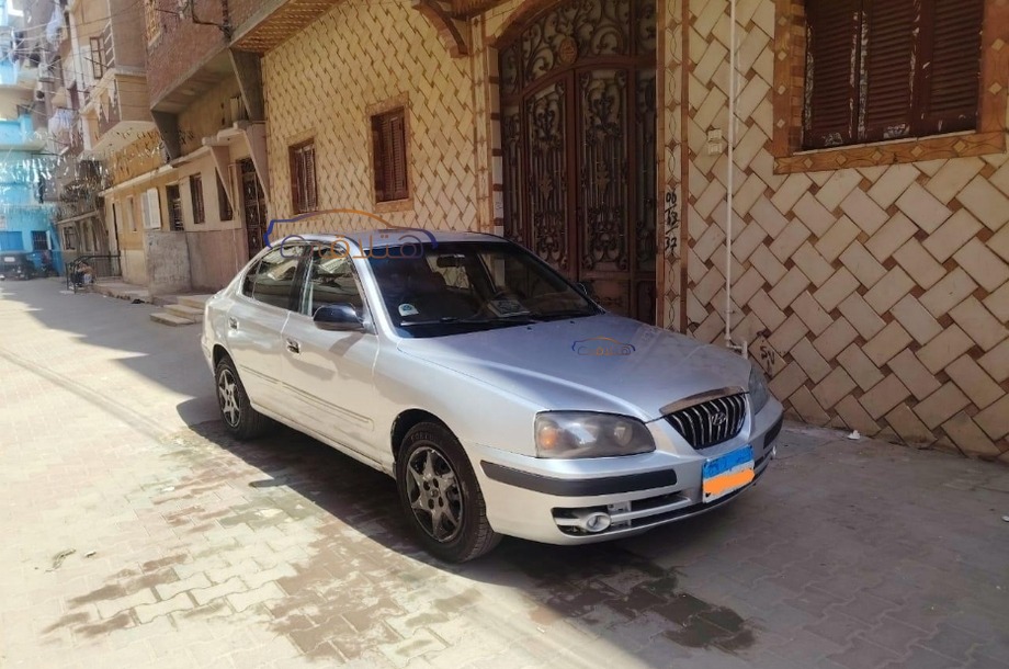 Elantra Hyundai فضي
