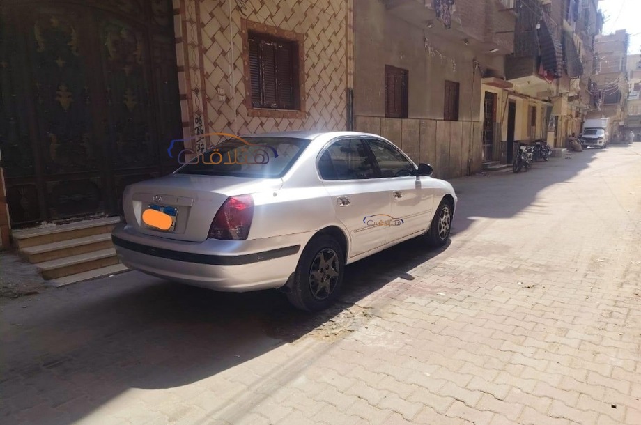 Elantra Hyundai فضي