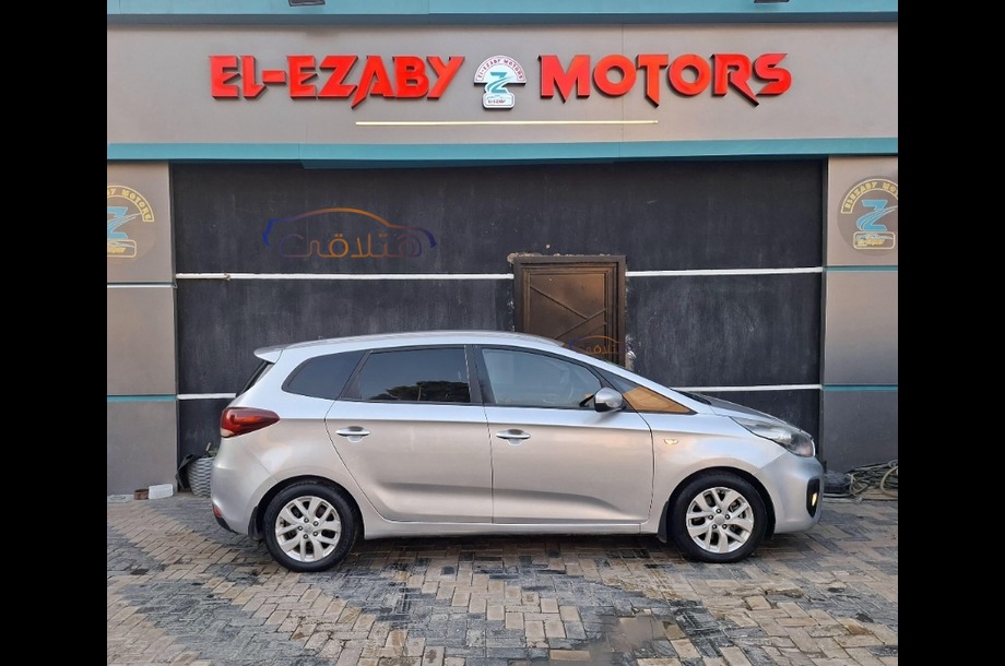 Carens Kia فضي