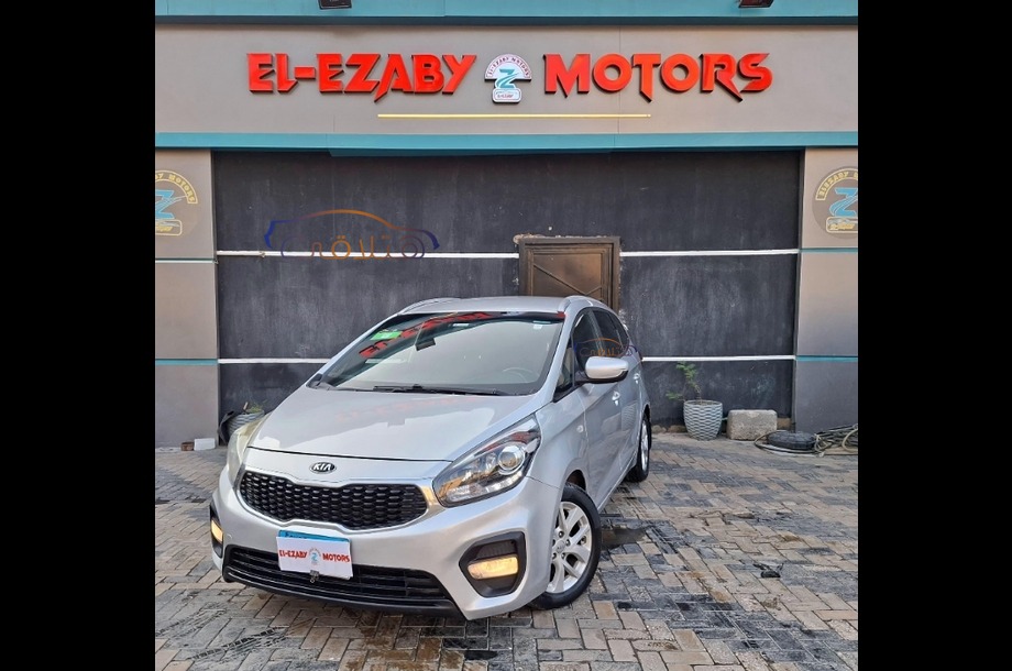 Carens Kia فضي