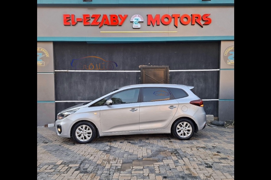 Carens Kia فضي