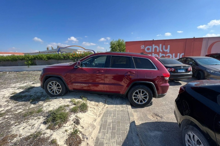 Cherokee Jeep احمر