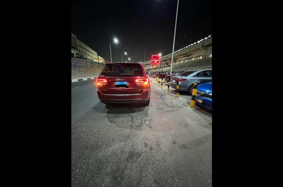 Cherokee Jeep احمر