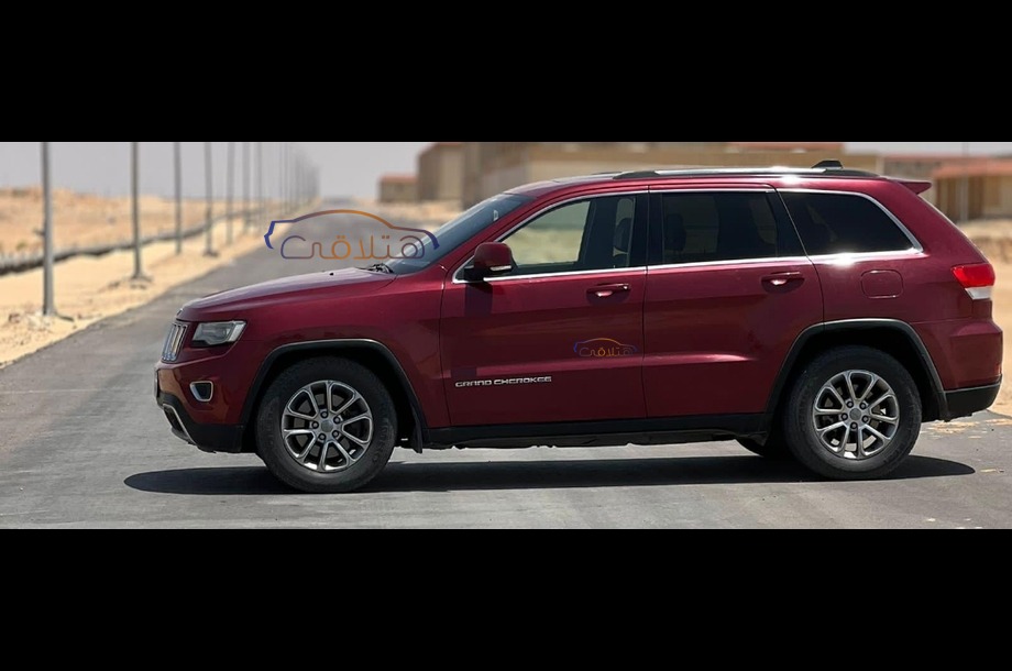 Cherokee Jeep احمر